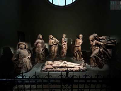 Essa rappresenta il drammatico momento che segue la deposizione di Cristo dalla croce, poco prima della sua sepoltura. Davanti a noi si dispongono sette figure a grandezza naturale, modellate in terracotta con straordinaria intensit� 